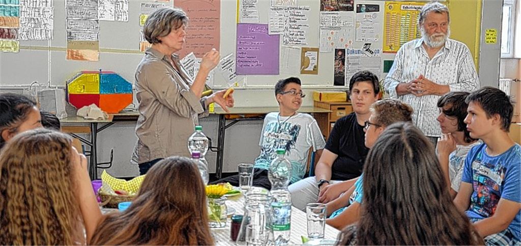 Rosemarie und Ulrich Widmann sprechen mit UvD-Schülern über das Thema Gewalt.