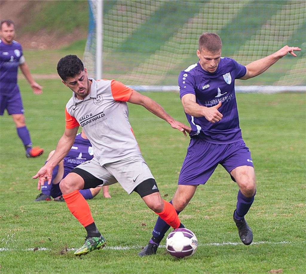 Roßwag-Mühlhausen (lila Trikots) unterliegt dem VfR Sersheim mit 4:5, kassiert alle Gegentrefferin der ersten Hälfte. Foto: Fotomoment