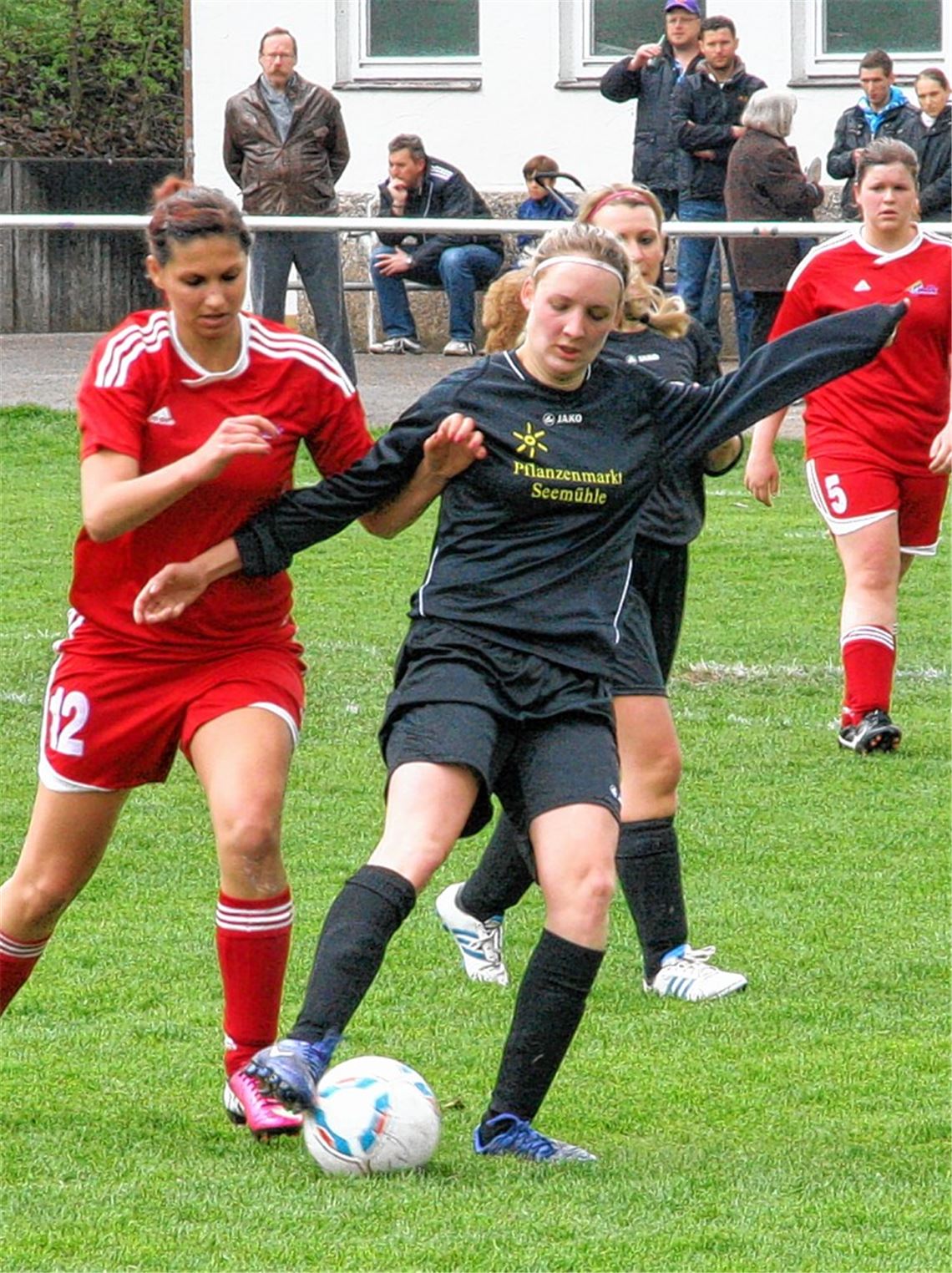 Roßwag (schwarz) erfasst die Situation meist schneller und ist vor Großglattbach am Ball. Foto: Eigner