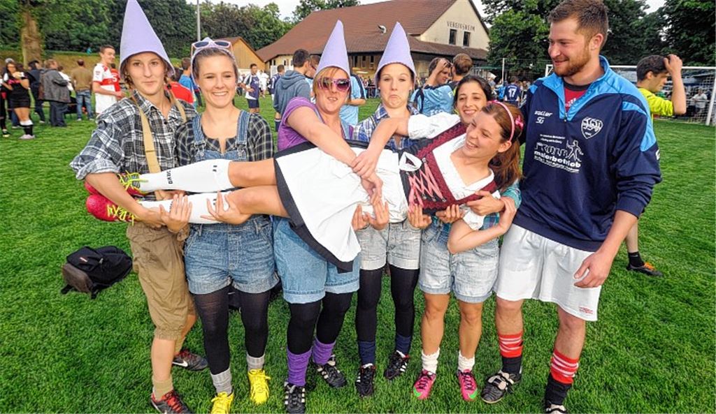 „Roßwittchen und die sieben Zwerge“ sehen süß und harmlos aus, haben jedoch einen harten Wumms. Beim Elfmeterturnier holen sie Platz zwei. Der Mühlhäuser Stürmer Sören Genthner, mit Roßwittchen alias Lisa befreundet, freut sich mit den Fußballerinnen mit. 