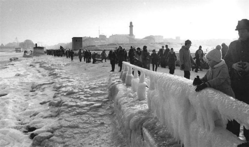 Rostock, 9. Januar 1979: Der Strand und die Mole von Warnemünde sind in einen dicken Schnee- und Eispanzer eingehüllt.