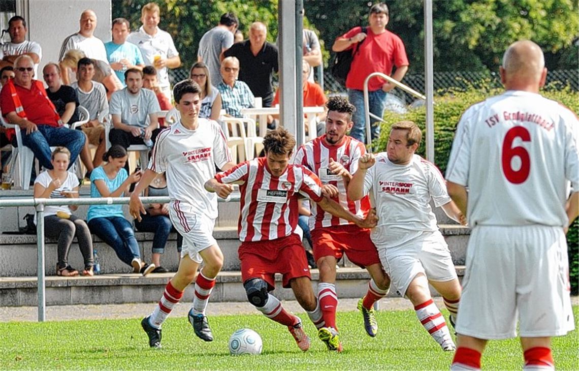 Rot-Weiß ist nicht zu stoppen. Großglattbach (in Weiß) wird überrollt. 