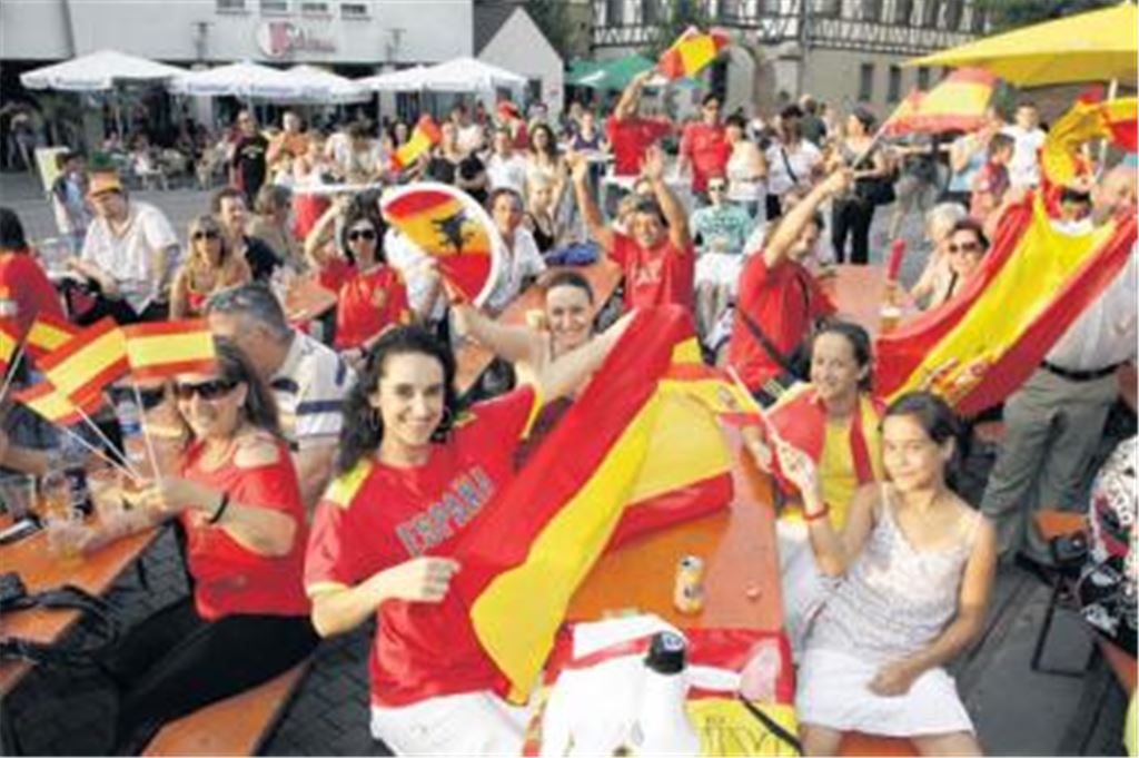 Rot-gelb dominiert auf dem Kelterplatz beim Public Viewing. Die Stimmung ist ausgelassen und fröhlich.
Foto: Tilo Keller