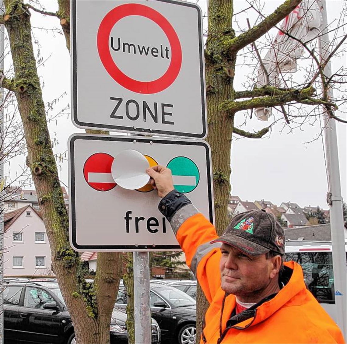 Rot hat ausgedient: Bauhof-Mitarbeiter Hans Bachmann klebt das Emblem zu. 
