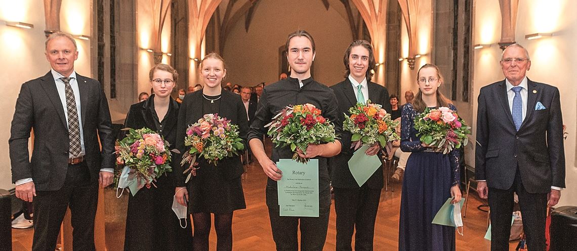 Rotary-Präsident Gert Meier (li.) und Karlheinz Schmid (re.), Initiator des Stipendiums, freuen sich mit dem neuen Stipendiaten Wladyslaw Peszynski (Mitte) und den weiteren, ebenfalls mit Geldpreisen belohnten Teilnehmern Sophie und Lucie Mercier (2. und 3.v.li.), Emma Josefine Krejci und Mikey Stevens. Foto: Fotomoment