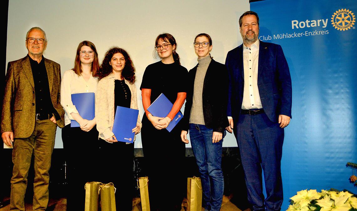 Rotary-Präsident Marc Seidel (re.) und Rotarier Kurt Tassotti (li.) überreichen im Beisein von Professorin Dr. Wibke Neugebauer (v.re.) die Preise an Aglaja Kneer, Maria Grishina und Aneka Katharina Nowack. Fotos: Stahlfeld