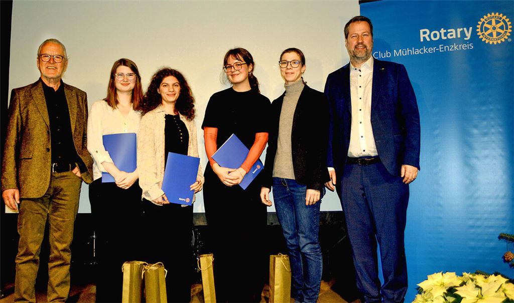 Rotary-Präsident Marc Seidel (re.) und Rotarier Kurt Tassotti (li.) überreichen im Beisein von Professorin Dr. Wibke Neugebauer (v.re.) die Preise an Aglaja Kneer, Maria Grishina und Aneka Katharina Nowack. Fotos: Stahlfeld