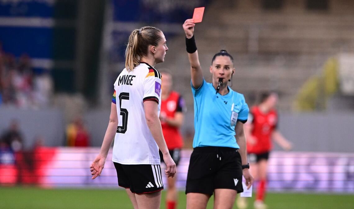 Rote Karte für DFB-Kapitänin Janina Minge beim 0:0 in Österreich.