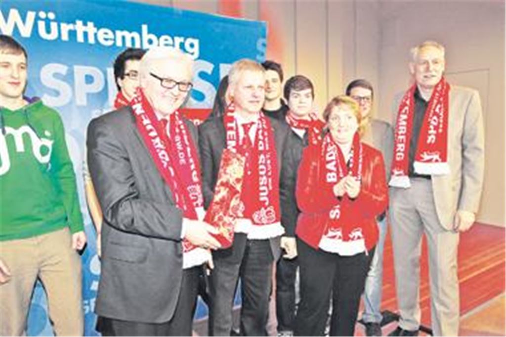 Rote Schals als Geschenk von den Jusos für (vorne v. li.) SPD-Bundestagsfraktionschef Frank-Walter Steinmeier, Landtagskandidat Thomas Knapp, Bundestagsabgeordnete Katja Mast und Landtagskandidat Martin Kunzmann. 