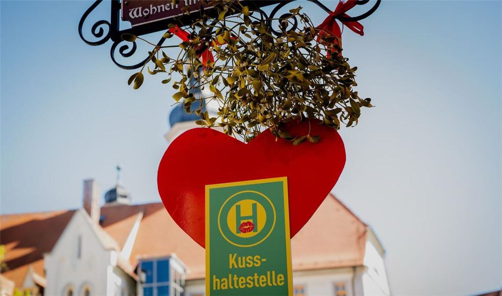Rotes Herz und Mistelzweig: Auf dem Marktplatz in Eisenberg ist Küssen ausdrücklich erwünscht.