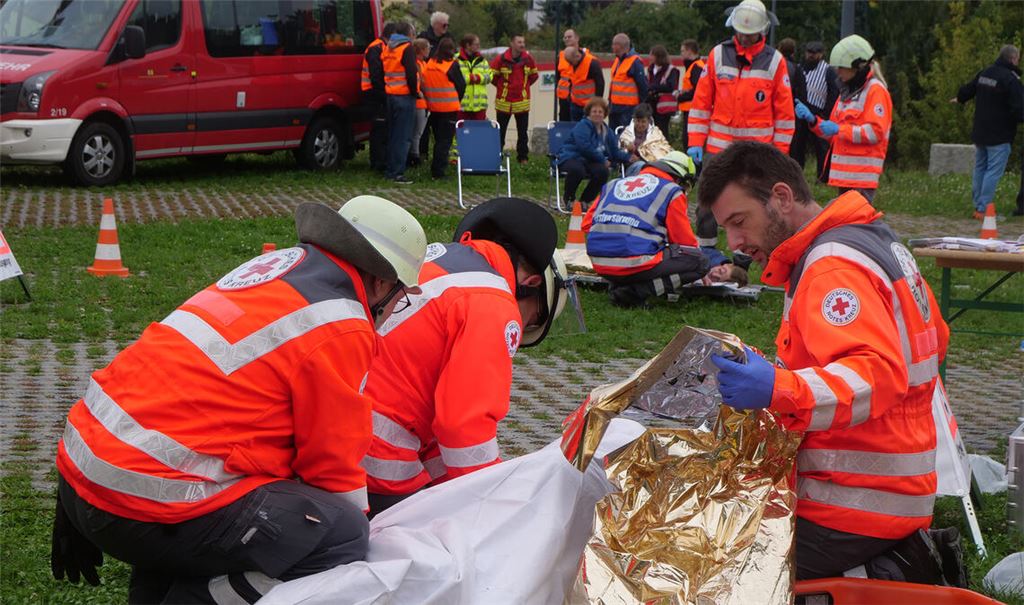 Rotkreuz-Helfer versorgen Verletzte: Im Szenario wurden zahlreiche Menschen eines Zeltlagers durch ein Unwetter verletzt. Fotos: Friedrich