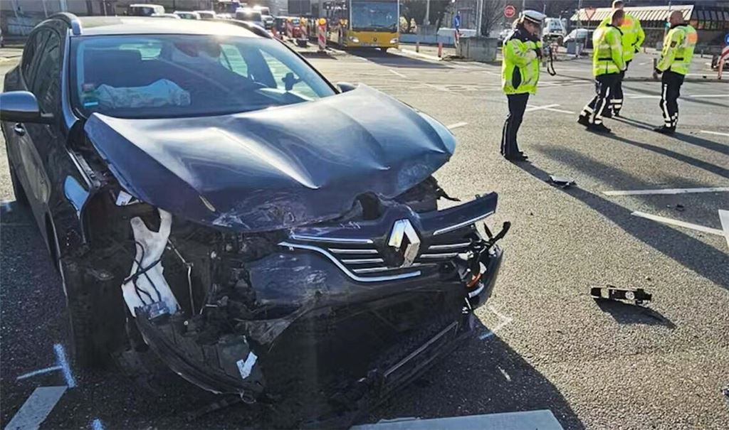 Rotlicht übersehen? Typischer Unfall auf der Bundesstraße 14 am Gebhard-Müller-Platz.