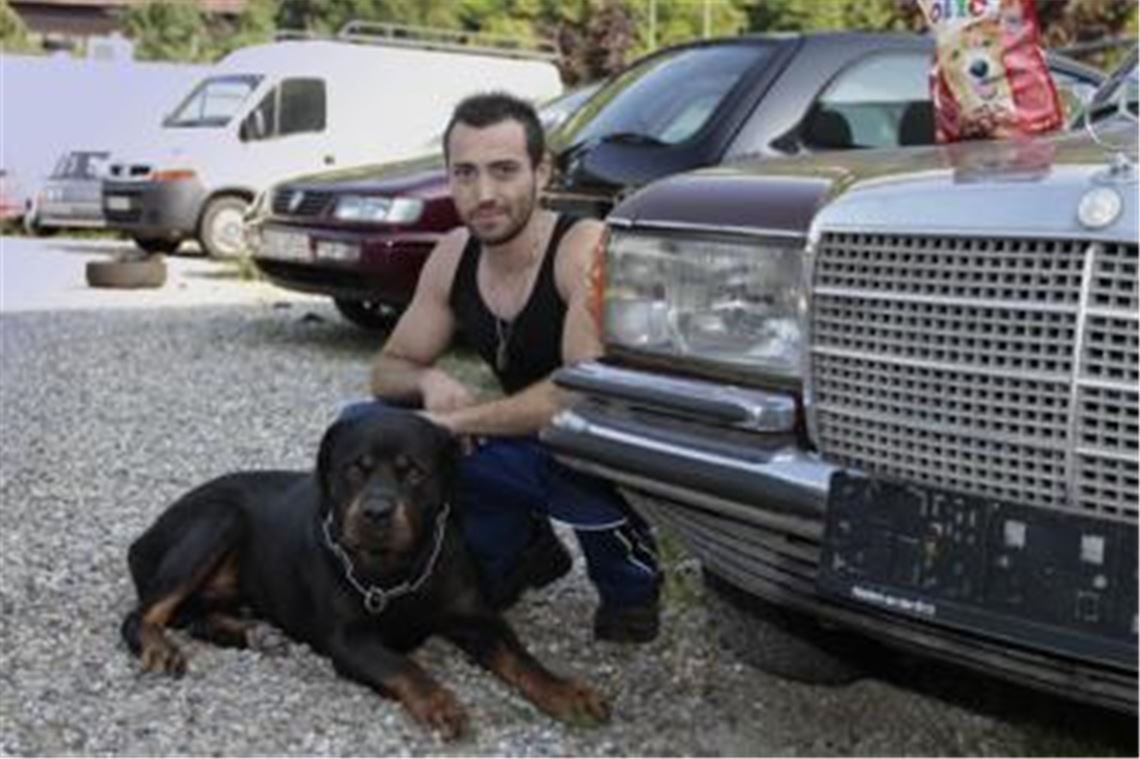 Rottweiler Paco fühlt sich an der Seite von Güner Salur pudelwohl.
Foto: Tilo Keller