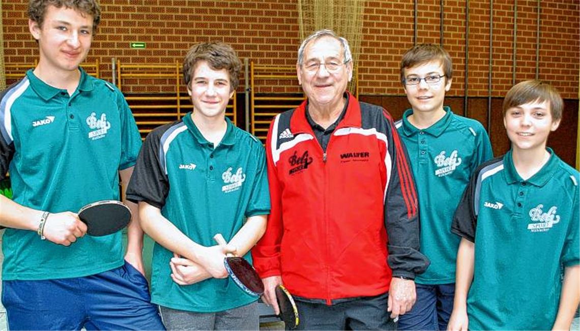 Routinier im Kreise der Jugend: Herbert Mahler (Mitte) mit dem TTF-Nachwuchs Andre Bürkle (v.li.), Marco Frank, Timo Hornung und Niklas Benzenhöfer. Foto: Stahlfeld