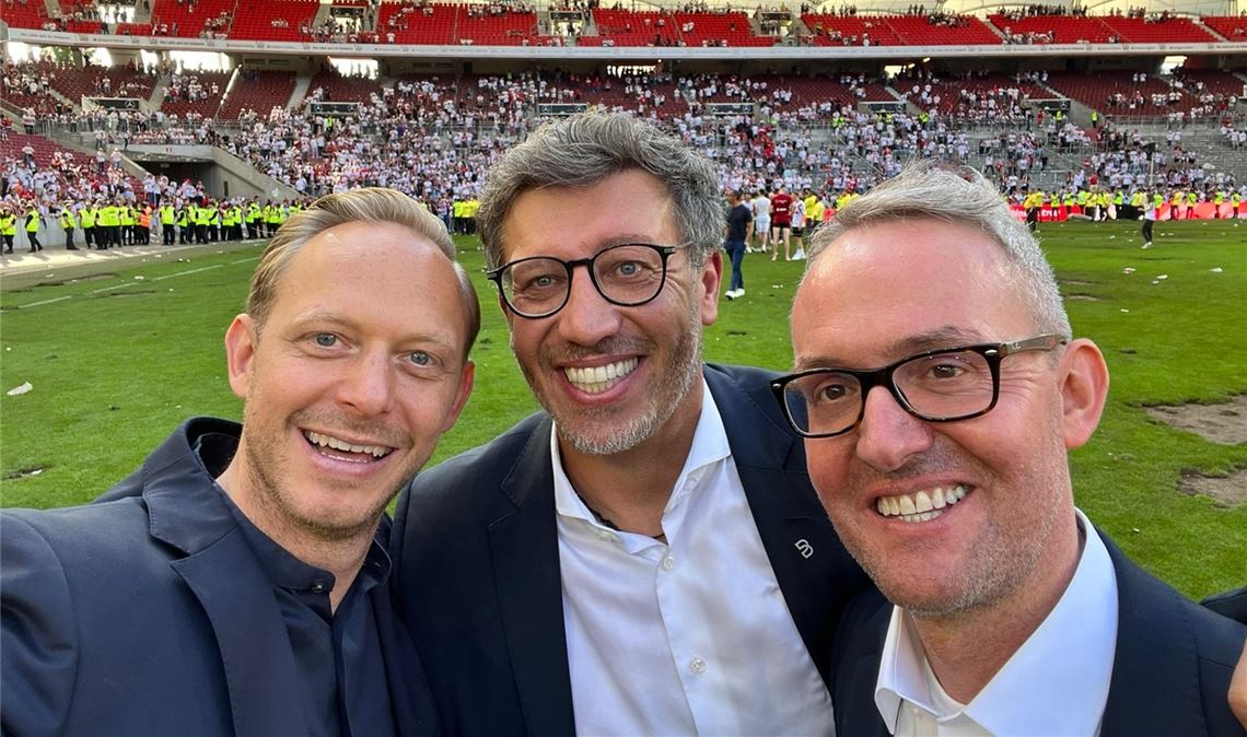 Rouven Kasper (li.) mit VfB-Präsident Claus Vogt und dem Vorstandsvorsitzenden Alexander Wehrle nach dem Köln-Spiel. Fotos: privat