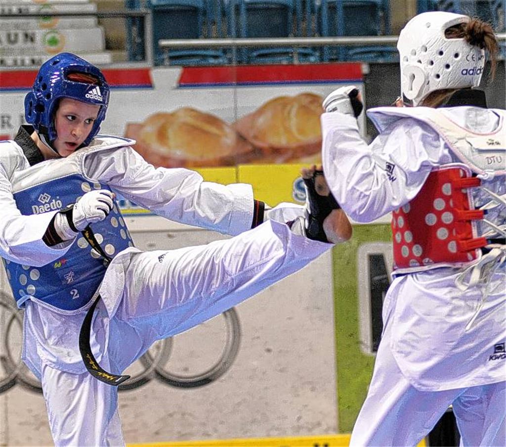 Roxana Nothaft (li.) geht am Samstag als Titelverteidigerin bei den Deutschen Meisterschaften in Ingolstadt an den Start. Starke Konkurrenz wartet auf das Teakwondo-Ass aus Mühlacker. Schwester Tamara Nothaft ist bei der DM ebenfalls dabei und kämpft erstmals bei den Erwachsenen.privat