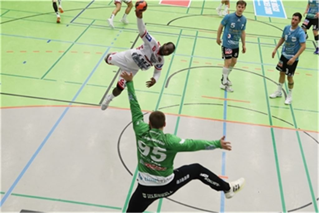 Roy James von der TGS Pforzheim schießt auf das Tor des TSV Blaustein. Foto: Rubner