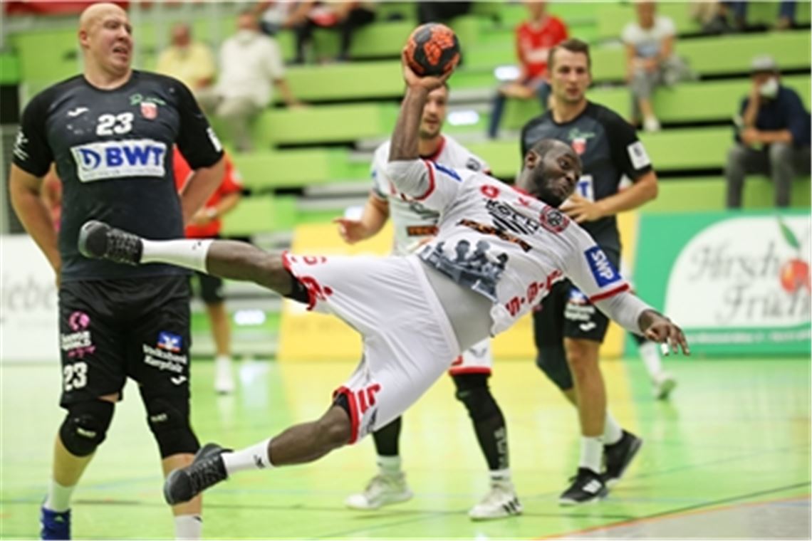 Roy James von der TGS Pforzheim setzt sich am Kreis gegen die Leutershausener Abwehr durch. Für ihn und seine Mannschaft reicht es am Ende nicht für eine Sieg. Fotos: Rubner, Müller