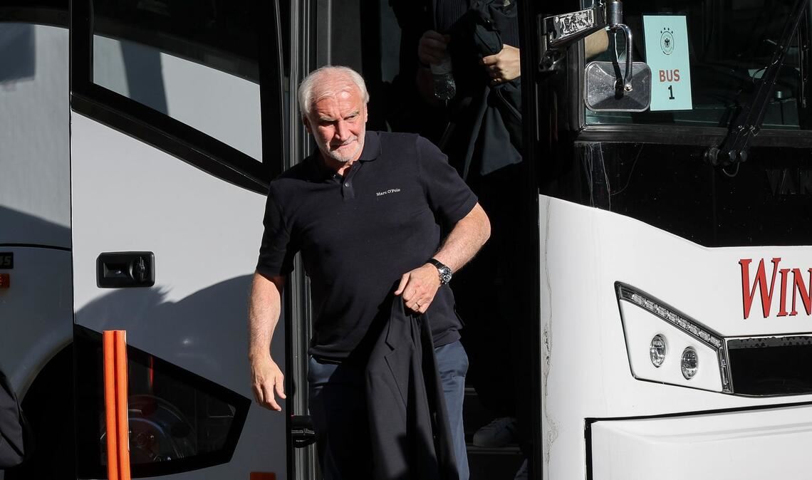 Rudi Völler verlässt den Mannschaftsbus der DFB-Elf in Chicago.