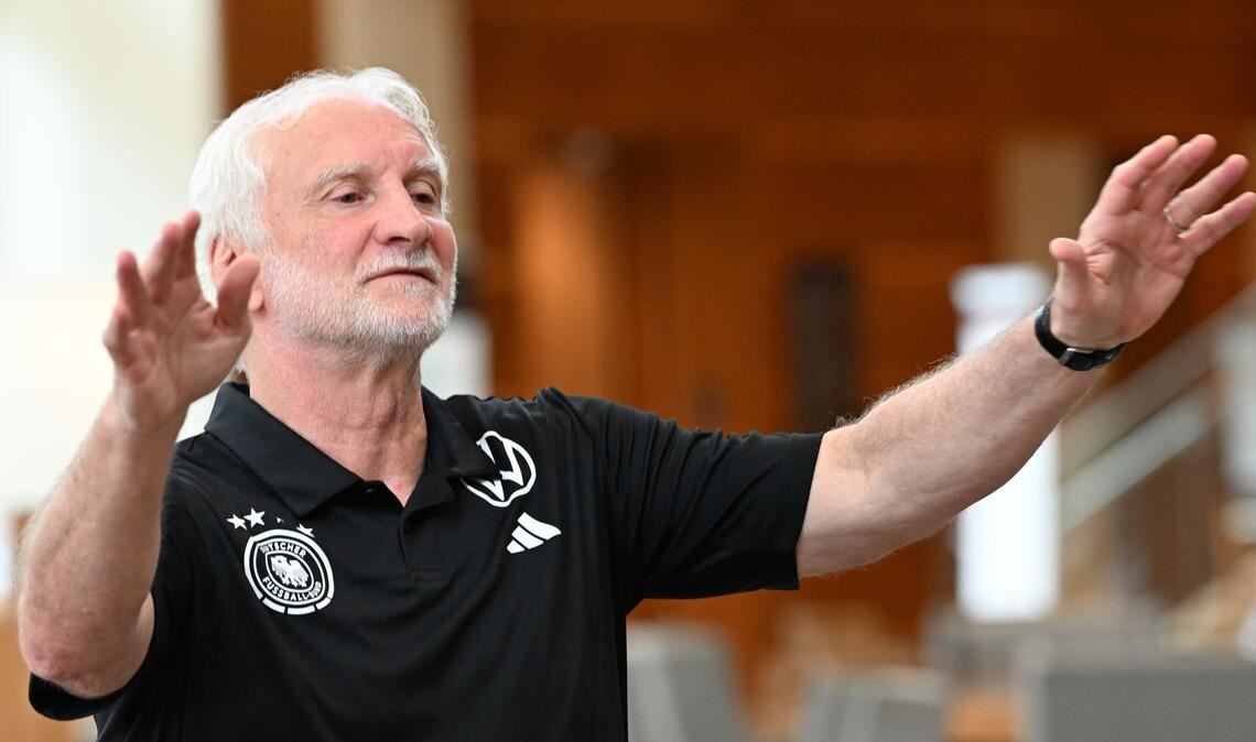 Rudi Völler zerstreut vor dem ersten K.-o-Spiel die Zweifel am Erfolg der DFB-Elf.