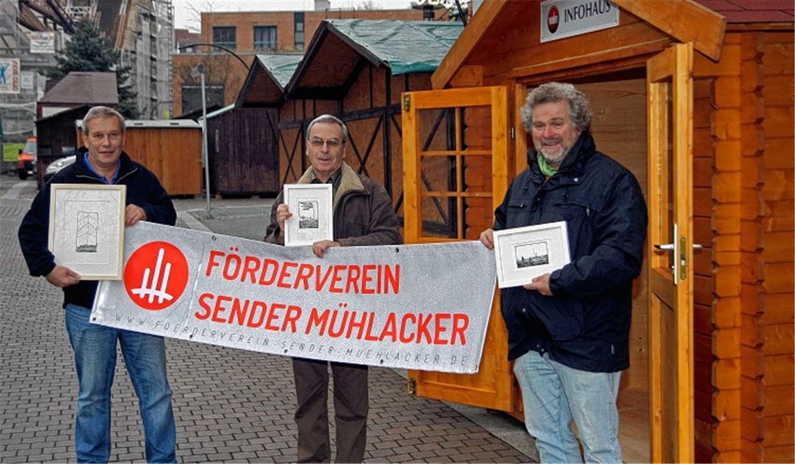 Rudolf Geltz, Horst van Gelderen und Frank-Ulrich Seemann präsentieren die Holzschnitte, die der Verein zur Rettung des Senders auf dem Weihnachtsmarkt anbietet. Foto: Goertz