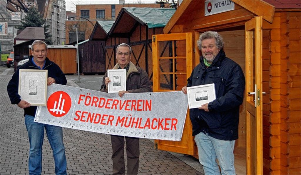 Rudolf Geltz, Horst van Gelderen und Frank-Ulrich Seemann präsentieren die Holzschnitte, die der Verein zur Rettung des Senders auf dem Weihnachtsmarkt anbietet. Foto: Goertz