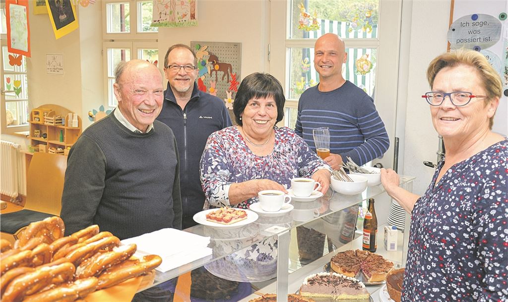 Rudolf Grau und Helga Exner (vorne, von links) genießen den leckeren Kuchen, den Margit Kußmaul beim Weißwurstessen des Großglattbacher Liederkranzes anbietet. Reinhold Rudolf und Michael Dilger (hinten, von links), Zweiter und Erster Vorsitzender des Liederkranzes, freuen sich über die gute Besucherresonanz.Foto: Bischoff-Krappel