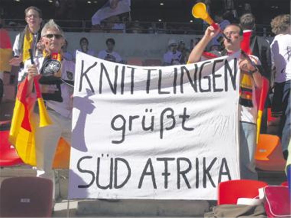 Rudolf Haller (li.) und Sohn Timo testen schon einmal die Tribünen im Stadion Soccer City, wo am 11. Juli das Finale angepfiffen wird. 
Foto: Haller