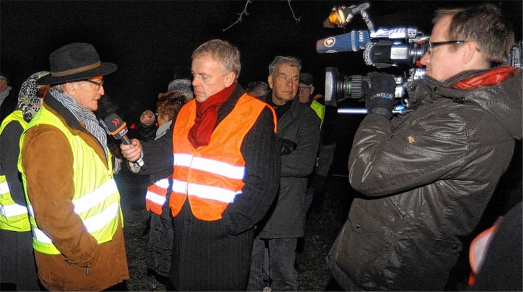 Rudolf Schneider erklärt einem SWR-Mitarbeiter, warum der Lomersheimer Birnbaum nicht gefällt werden soll. Foto: Fotomoment