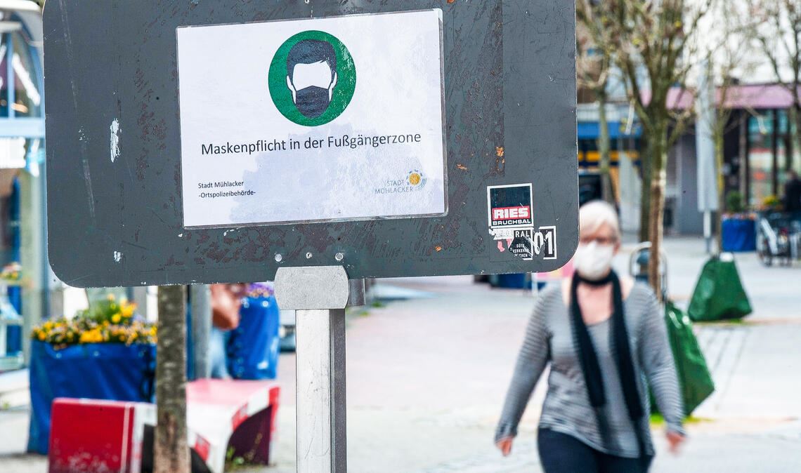 Rückblende: In der Mühlacker Fußgängerzone galt im Frühjahr 2021, als die Pandemie in vollem Gange und Impfstoffe noch rar waren, die Maskenpflicht. Foto: Archiv