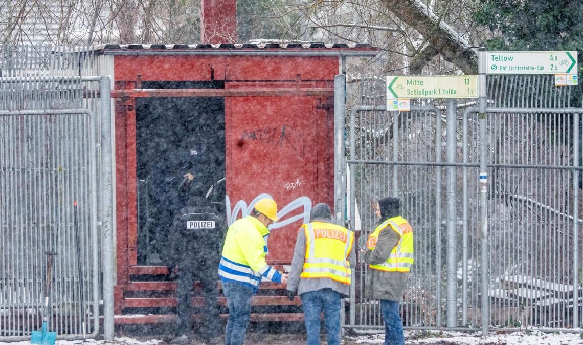 Rückblick: Einsatzkräfte der Polizei stehen im Januar an der Brandstelle einer Kabelbrücke vor dem Kraftwerk Lichterfelde am Teltowkanal. (Archivbild)
