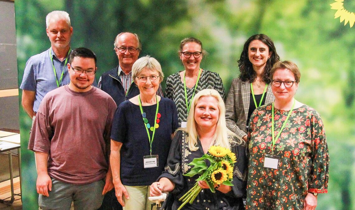 Rückendeckung: Die Abgeordnete Stephanie Aeffner (mit Blumen) ist bei ihren grünen Weggefährtinnen und -gefährten aus der Region unumstritten.Foto: Johannes Höpfner