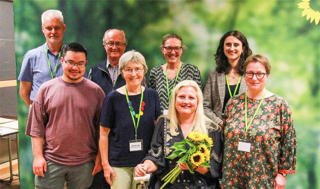 Rückendeckung: Die Abgeordnete Stephanie Aeffner (mit Blumen) ist bei ihren grünen Weggefährtinnen und -gefährten aus der Region unumstritten.Foto: Johannes Höpfner
