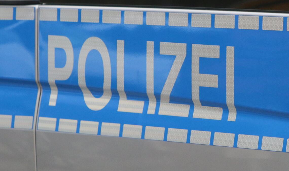 Rückführung läuft in Pforzheim aus dem Ruder, weil sich ein Asybewerber vehement gegen seine Abschiebung wehrt. Er verletzt sich selbst und beißt Einsatzkräfte der Polizei. Archivfoto: Disselhoff
