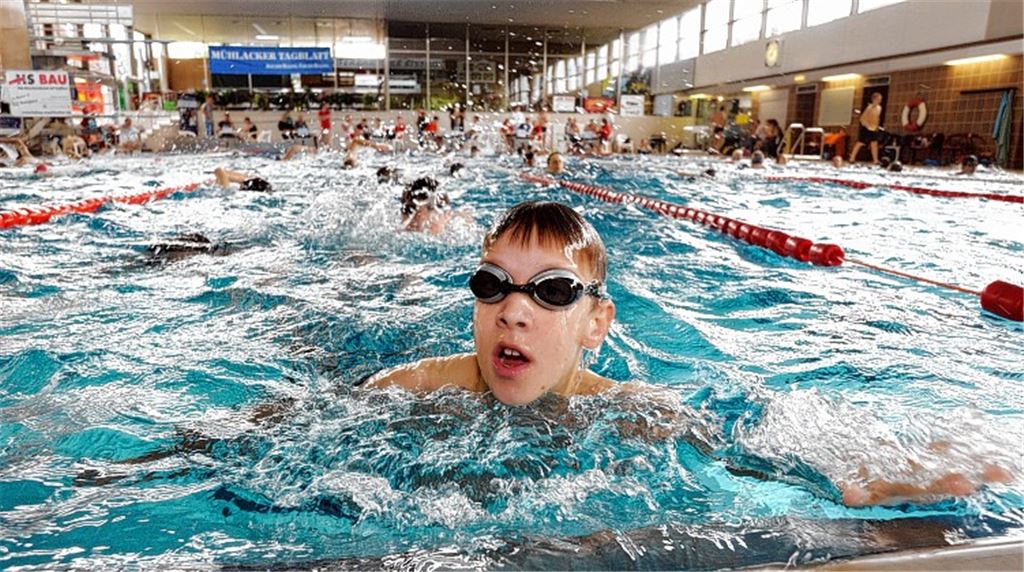 Rücksichtnahme und Platz lassen zu den anderen Schwimmern sind beim 24-Stunden-Schwimmen unerlässlich. Fotos: Fotomoment