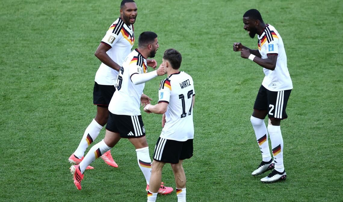 Rüdiger (r.) rückt nun voraussichtlich für Schlotterbeck in die Startelf.