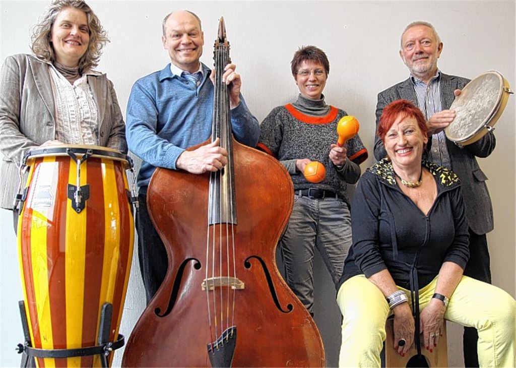 Rühren nicht nur die Werbetrommel für eine Benefizveranstaltung im Mühlehof: Das Schulleiterteam des Mühlacker Theodor-Heuss-Gymnasiums, Bärbel König (v.li.) und Thomas Mühlbayer, fiebert mit Angela Gewiese vom Verein „Freunde Masasis“ der Konzertreihe „Kinder helfen Kindern“ entgegen, die federführend von den Musiklehrern Anne Hurst-Giraud und Wolfhard Bickel organisiert wird. 