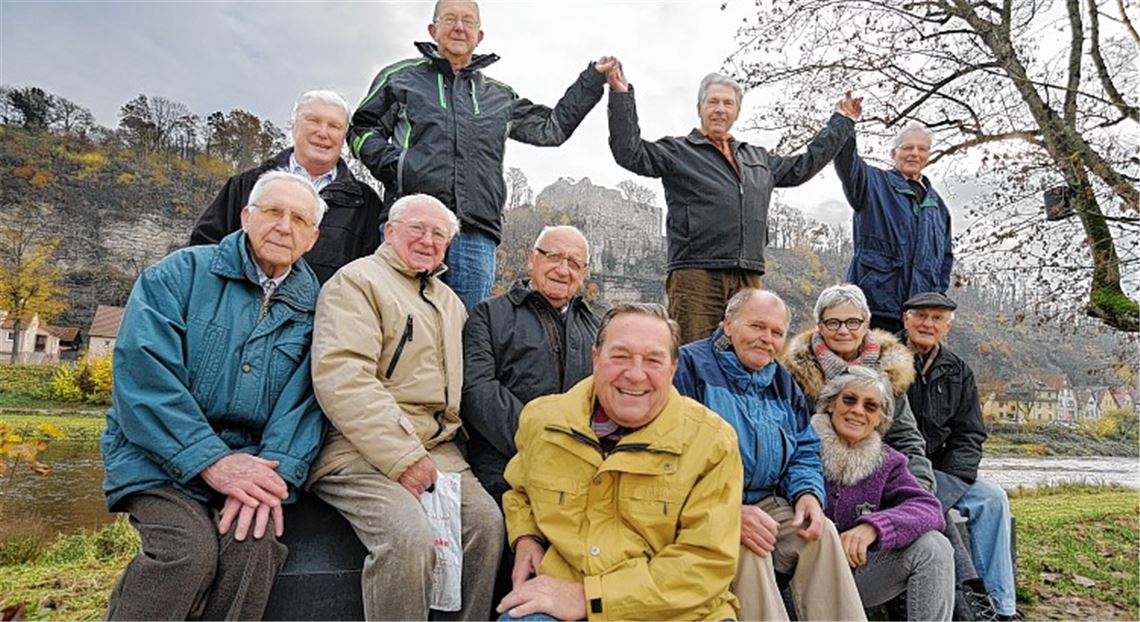 Rührige Truppe mit viel Humor: An jener Stelle, an der ein „Löffelstelz-Guck“ entstehen soll, formieren sich die Scherbabuzzer im zehnten Jahr ihres Bestehens zum Gruppenbild.