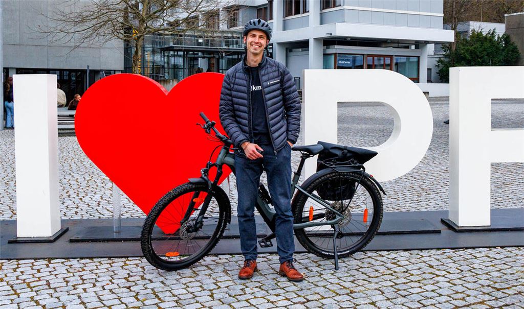 Rüstet sich für eine Reise besonderer Art: John Müller.Foto: Materac/Hochschule Pforzheim