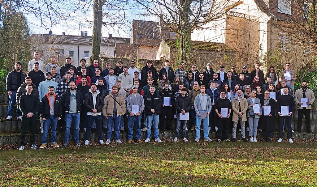 Rund 100 Absolventinnen und Absolventen der Beruflichen Schule Mühlacker feiern mit der Zeugnisübergabe den Abschluss ihrer dualen Ausbildung.Foto: Friedrich