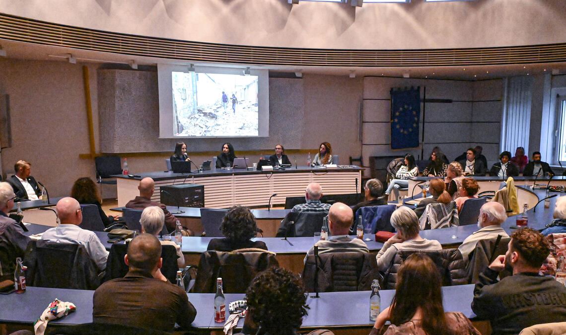 Rund 100 Gäste kommen zu der Veranstaltung „Globale Krisen, lokale Verantwortung – Perspektiven zu Palästina“ im Saal des Landratsamts Enzkreis in Pforzheim. Auf dem Podium (v. li.): Sophia Maier, Meis Alkhafaji, Marcela Masiarik und Alena Jabarine. Foto: Bott