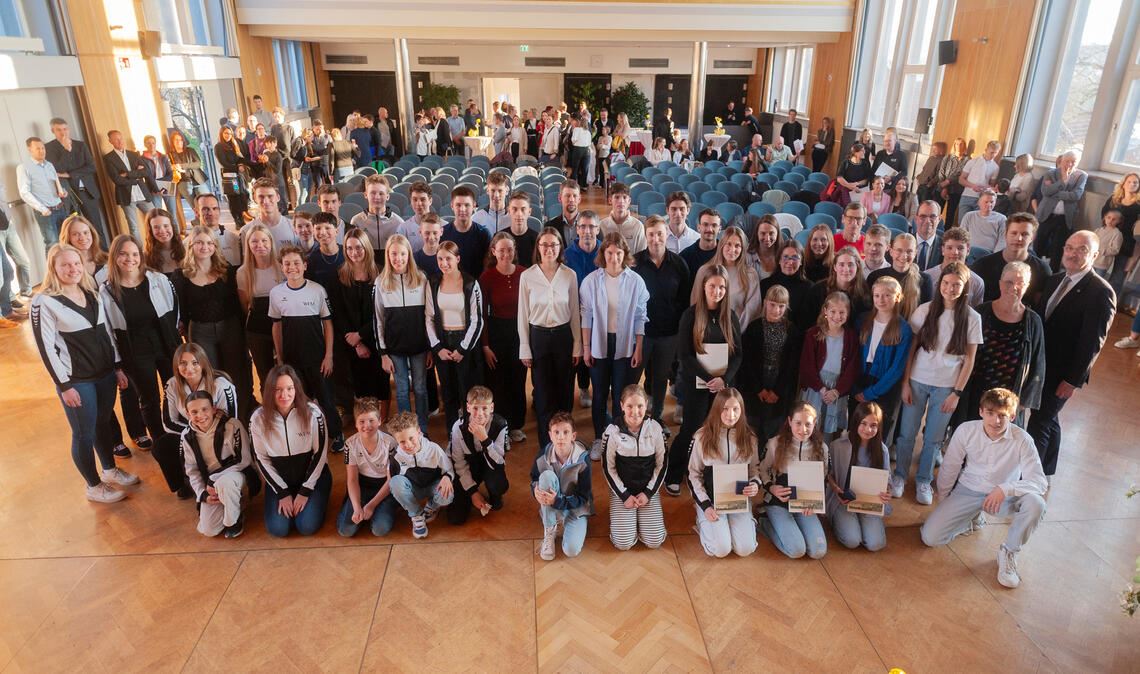 Rund 100 Sportlerinnen und Sportler werden im Uhlandbau für ihre Erfolge auf Landes- deutschen, Europa- und Weltmeisterschaften geehrt.