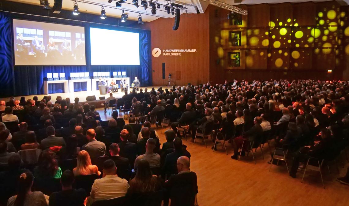 Rund 1000 Besucherinnen und Besucher feiern gemeinsam mit den 300 Jungmeistern der Handwerkskammer Karlsruhe. Foto: Friedrich