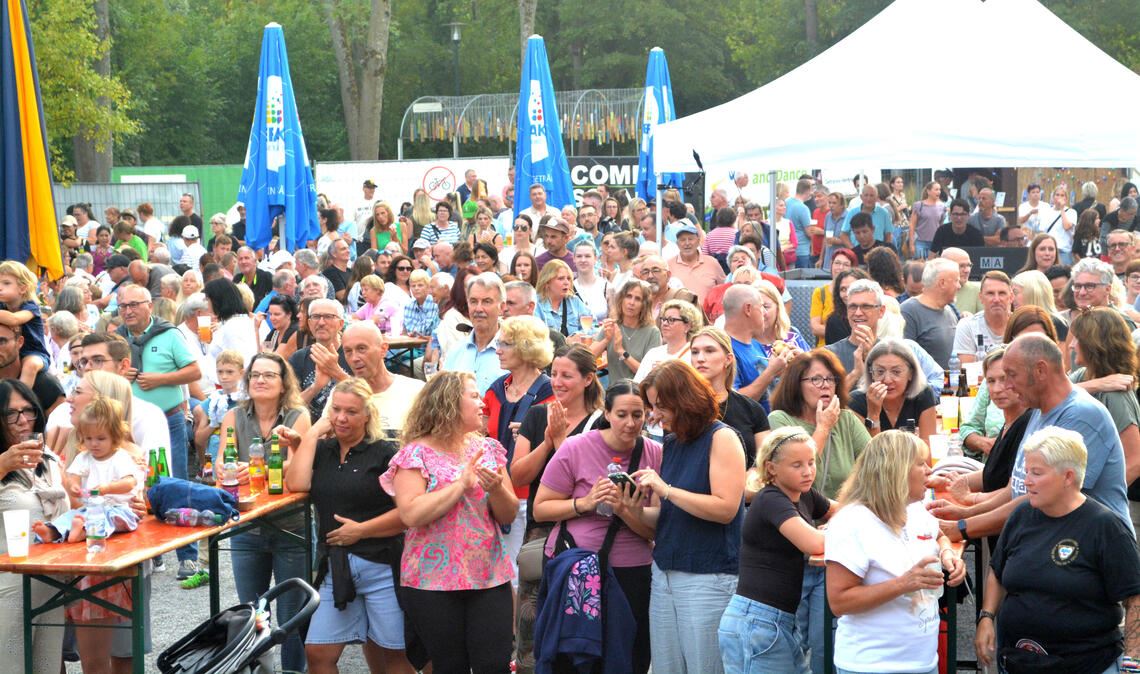 Rund 1000 Gäste strömen auf das Festivalgelände an der stillen Enz. Fotos: Stahlfeld