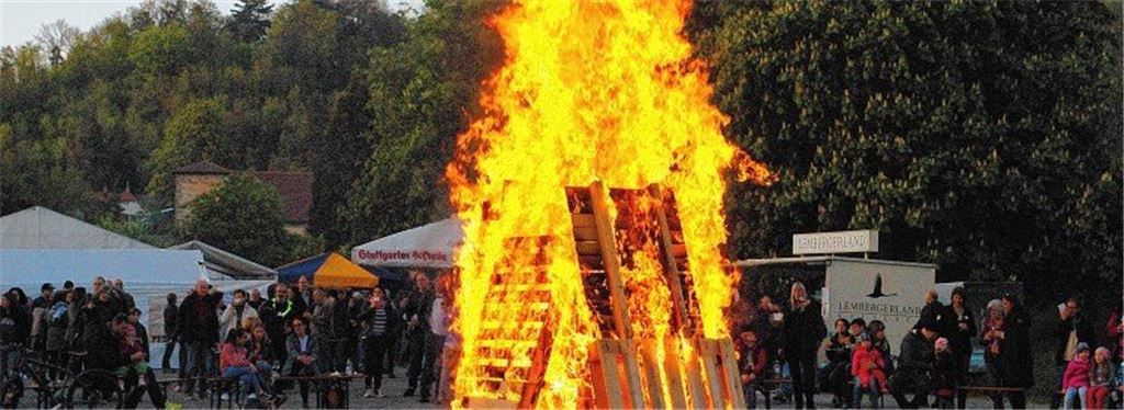 Hexenbesen brennt in Walpurgisnacht