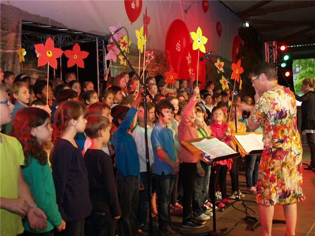 Rund 130 Schüler bilden für das Musical „Freude“ einen großen Chor. Rechts die Solisten Erich Bieri und Barbara Hensinger.  Fotos: Filitz