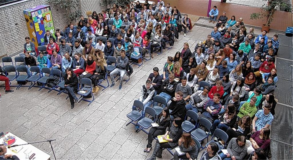 Rund 150 Jugendliche der Mörike-Realschule aus sechs zehnten Klassen kommen in den Genuss einer nicht alltäglichen Unterrichtseinheit im Fach Deutsch.