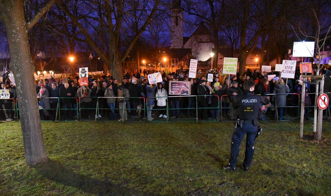 Rund 1500 Teilnehmerinnen und Teilnehmer der Gegendemonstration bringen mit Sprechchören und Plakaten ihren Protest gegen die Positionen der AfD zum Ausdruck. Fotos: Bott