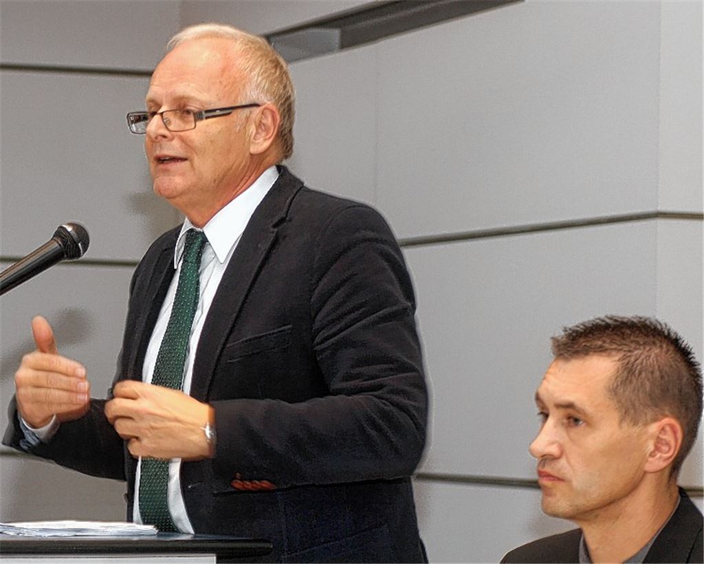 Rund 180 Millionen Euro sollen 2014 an Einnahmen und Ausgaben im Enzkreis bewegt werden. Landrat Karl Röckinger (li.) und Kämmerer Frank Stephan stellen das Zahlenwerk vor.Foto: Kollros