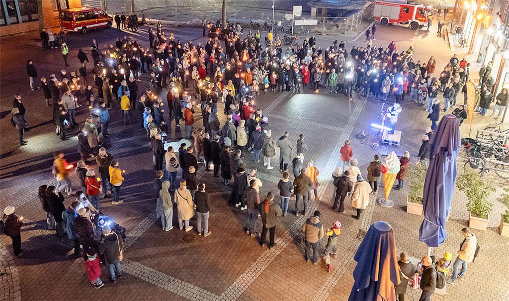 Rund 200 Besucherinnen und Besucher bringen Mühlacker zum Leuchten. Die Zufahrtswege zum Kelterplatz werden dabei von Polizei und Feuerwehr gesichert. Foto: Fotomoment